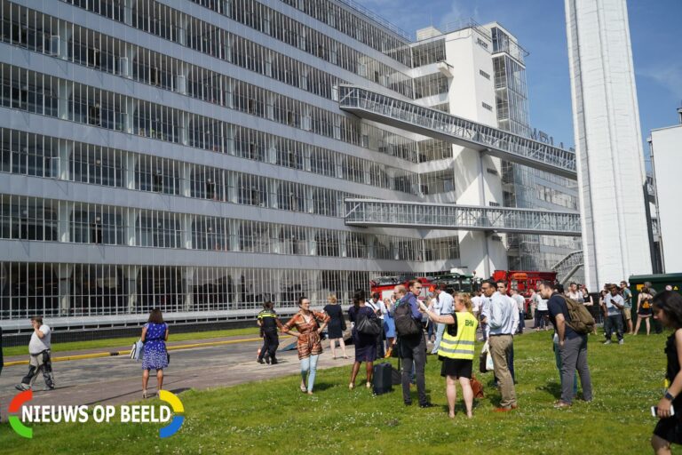 Bedrijfspand ontruimd door brand in gevel Van Nelleweg Rotterdam