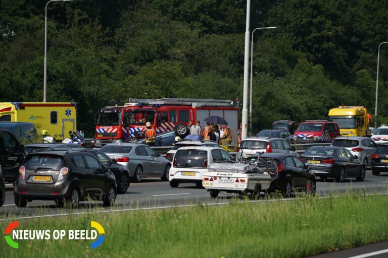 Auto ondersteboven op snelweg Rijksweg A20 Capelle aan den IJssel