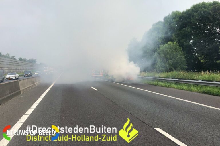Auto verwoest door brand op snelweg Rijksweg A15 Sliedrecht