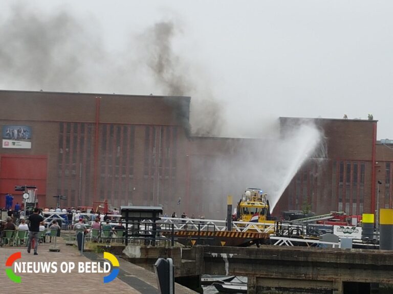 Grote brand op dak Hogeschool RDM Kade Rotterdam