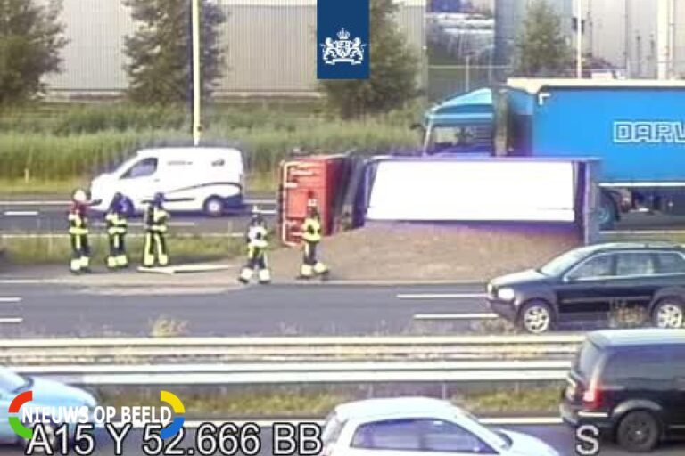 Vrachtwagen met zand kantelt op snelweg Rijksweg A15 Rotterdam