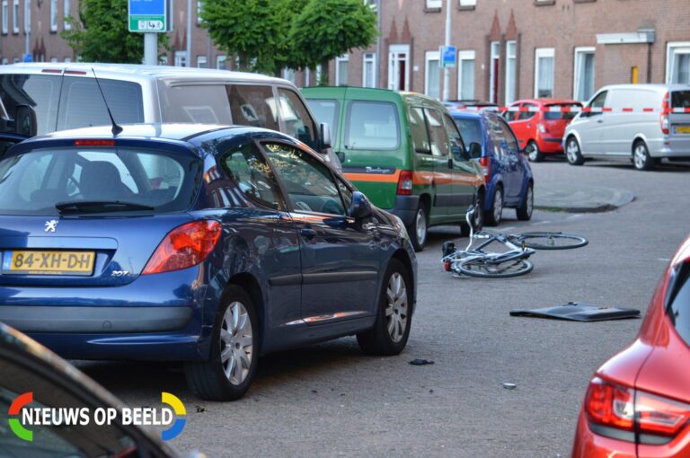 Agent schiet op auto nadat bestuurder op hem inrijd Huygensstraat Rotterdam