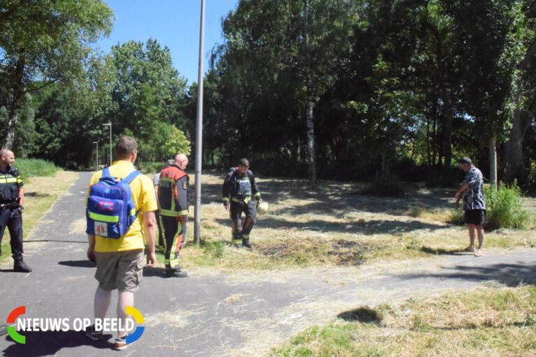 Omstanders blussen buitenbrand Goverwellepad Gouda