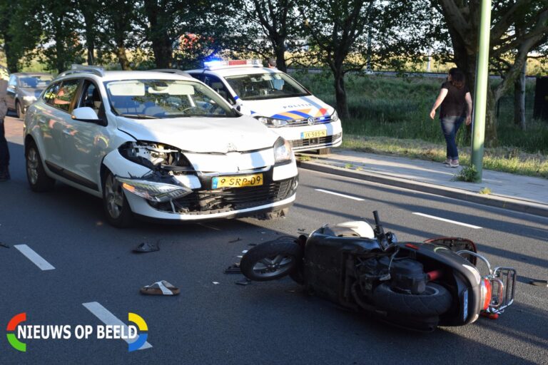 Snorscooterrijder en passagier gewond na frontale aanrijding Industrieweg Vlaardingen