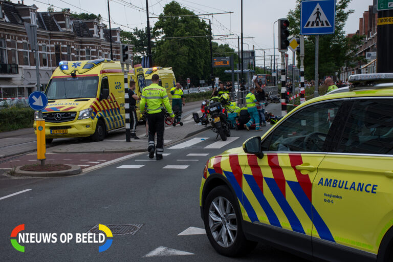 Twee zwaargewonden na aanrijding motor en voetganger in Rijswijk
