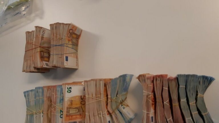 35.000 illegale sigaretten en 150.000 euro aan contanten in tabakswinkel Schiedam