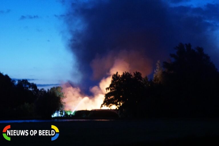 Grote brand hobbyloods op moestuin complex Winterdijk Waddinxveen