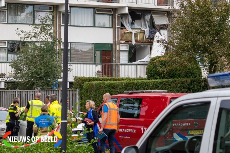 Twee doden na ontploffing in flatgebouw Van der Waalsstraat Vlaardingen (video)