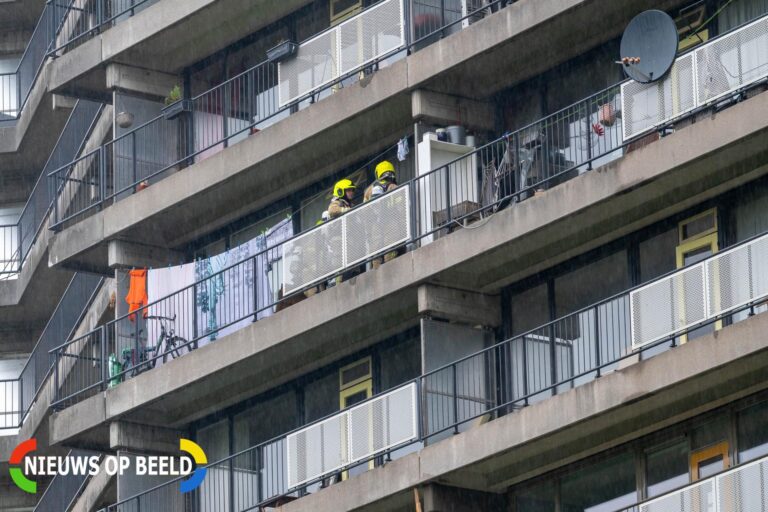 Brandweer blust brandje op balkon Purmerhoek Capelle aan den IJssel