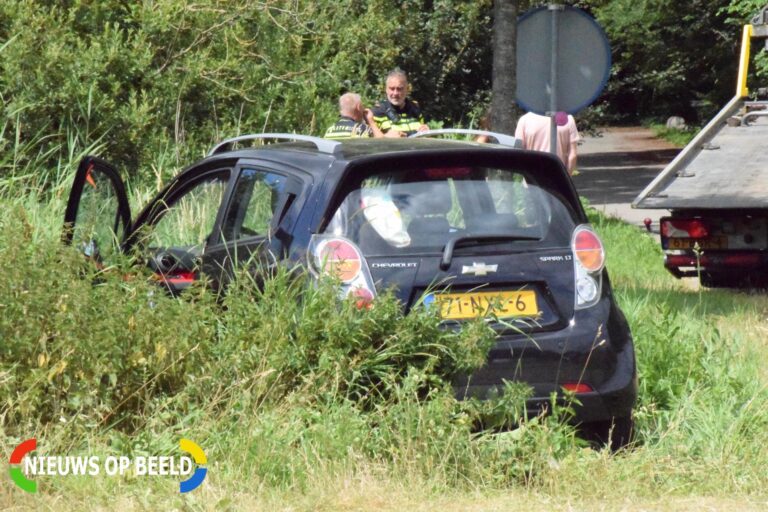 Auto belandt op de kop in sloot C.G. Roosweg – N210 Krimpen aan de Lek