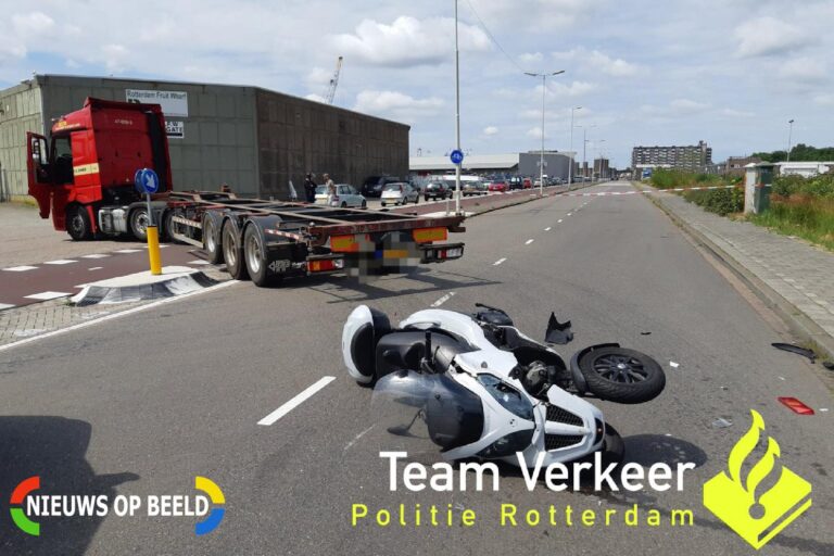 Piaggio-MP3 botst met vrachtwagen Marconistraat Rotterdam