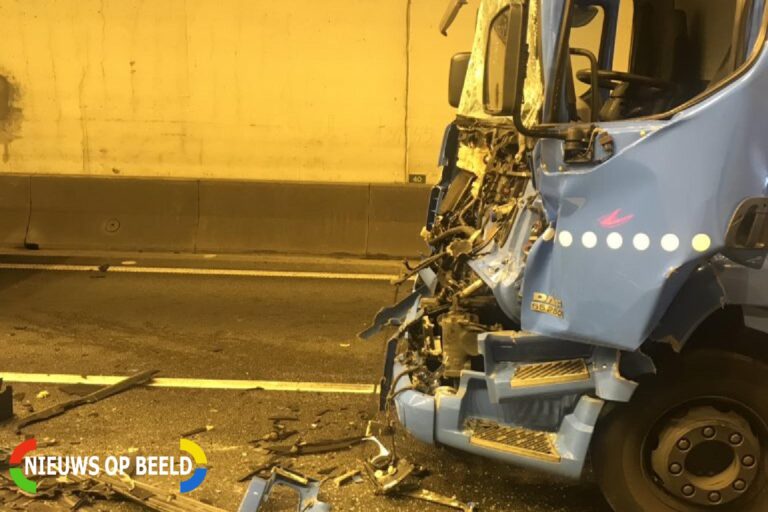 Botlektunnel dicht na ernstig ongeval met vrachtwagens Rijksweg A15 Botlek Rotterdam