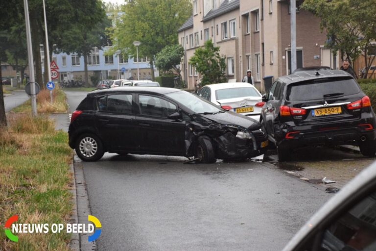 Automobilist vliegt uit de bocht en ramt 3 auto’s Poldermolendreef Gouda