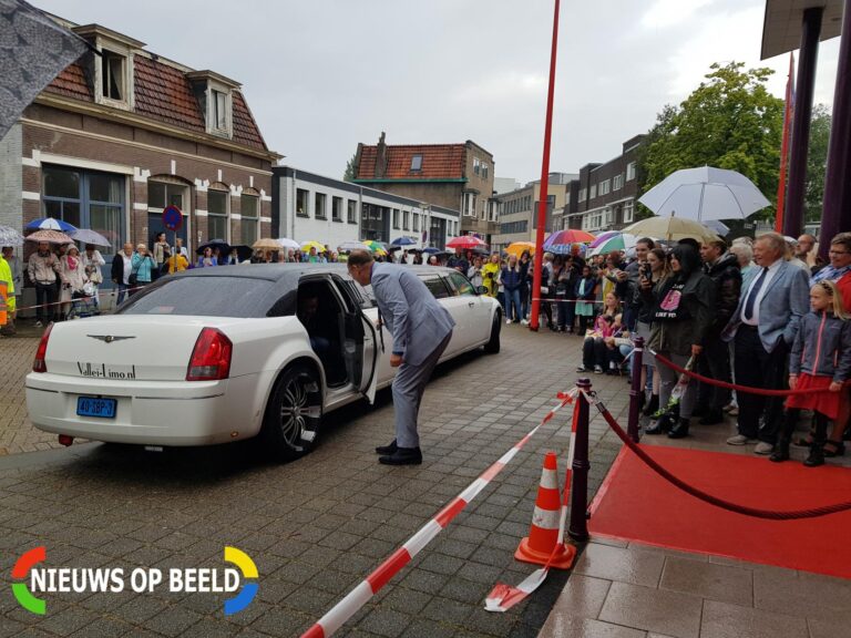 Veel bekijks bij stoet luxe wagens Boelekade Gouda