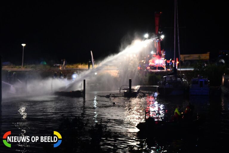 Vier boten verwoest door brand Veerweg Hellevoetsluis