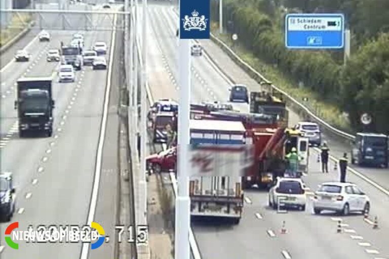 Twee rijstroken dicht na ongeval met vrachtwagen Rijksweg A20 Schiedam