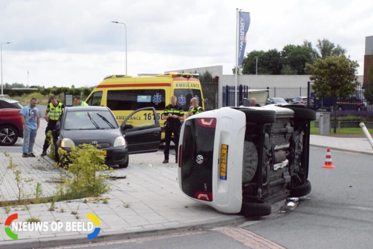 Auto belandt op zijkant Handelsweg Bergambacht