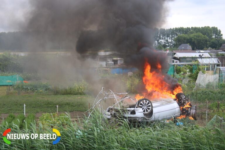 Auto slaat over de kop en vliegt in brand Garsdijk Simonshaven