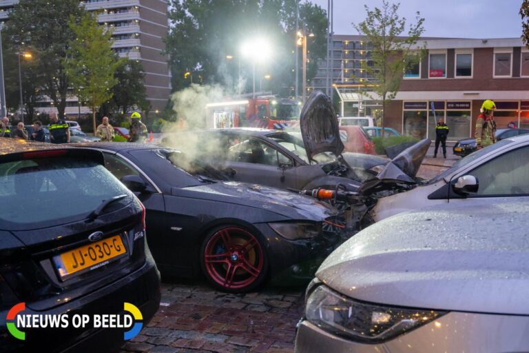 Meerdere auto’s verwoest door brand Max Planckplaats Rotterdam