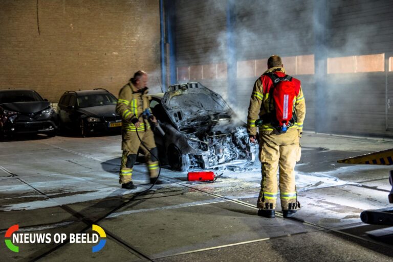 Auto vliegt in brand op terrein bergingsbedrijf Ambachtsweg Rhoon