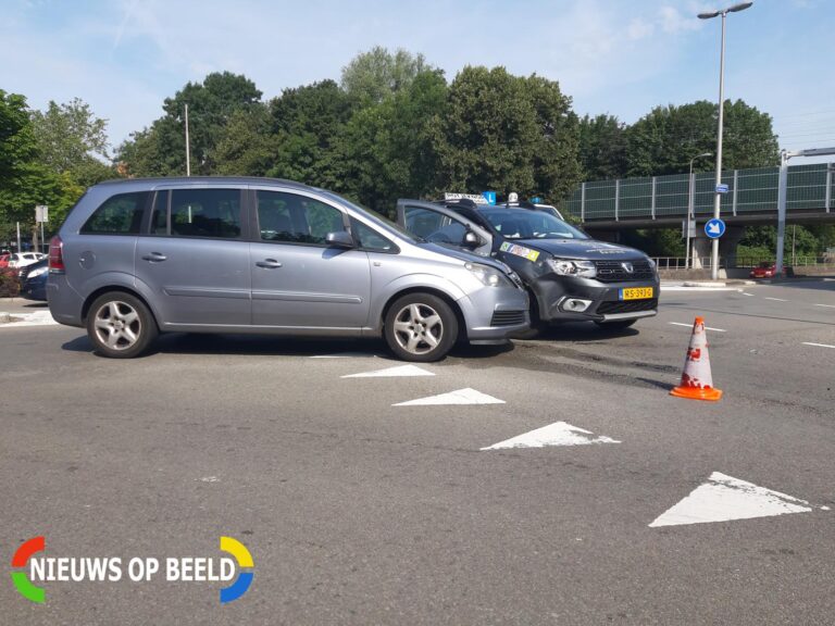 Leerling in lesauto gewond na aanrijding Burgemeester van Beresteijnlaan Capelle aan den IJssel