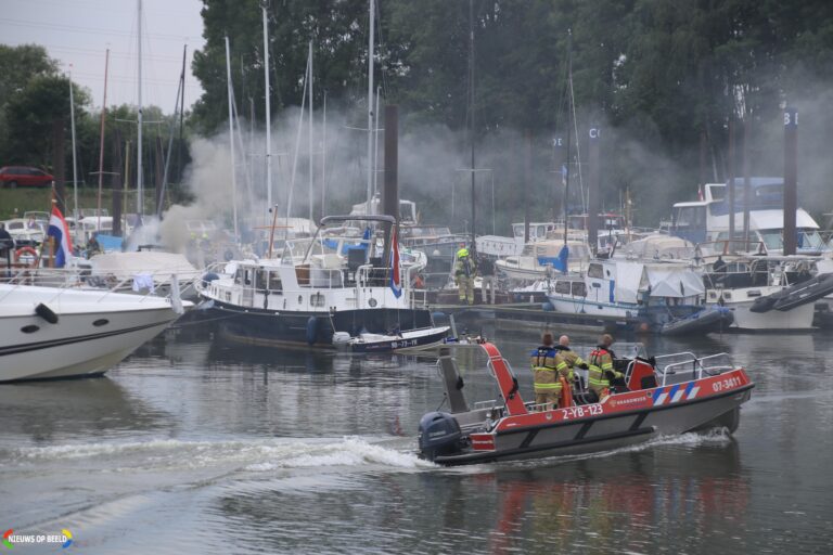 Twee boten in brand, één persoon overleden Jachthaven Wageningen