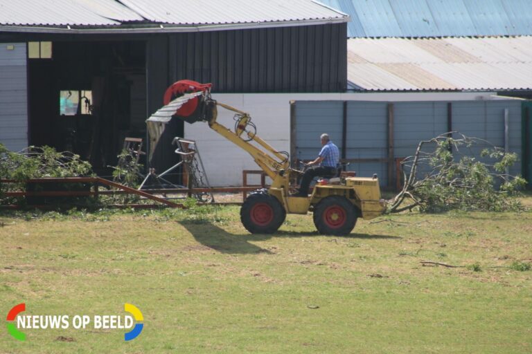 Zware windstoten richten ravage aan op manege Schuddebeursedijk Simonshaven