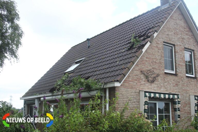 Grote tak valt op woning Westdijk Hekelingen