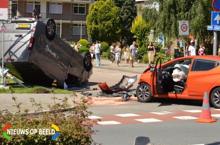Bestelwagen belandt op de kop na aanrijding Meidoornsingel Rotterdam