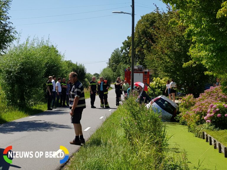 Auto slingert over de weg en belandt in sloot Benedenkerkseweg Stolwijk