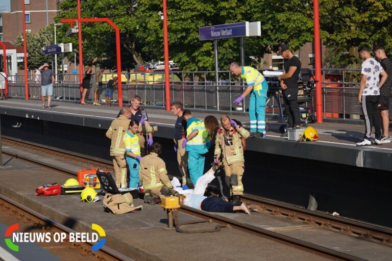 Persoon valt met scootmobiel van metroperron Franz Leharstraat Rotterdam