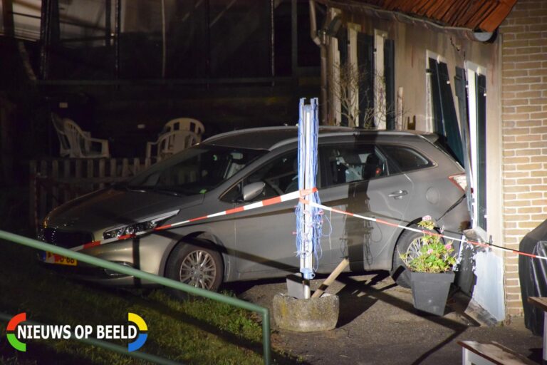 Geparkeerde auto ramt gevel na botsing Molendijk Krimpen aan de Lek