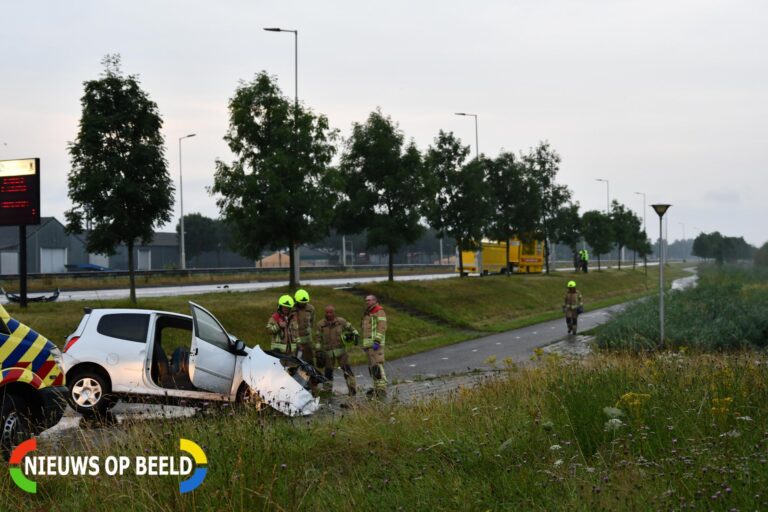 Personenwagen botst met vrachtwagen Kanaalweg Westzijde Hellevoetsluis