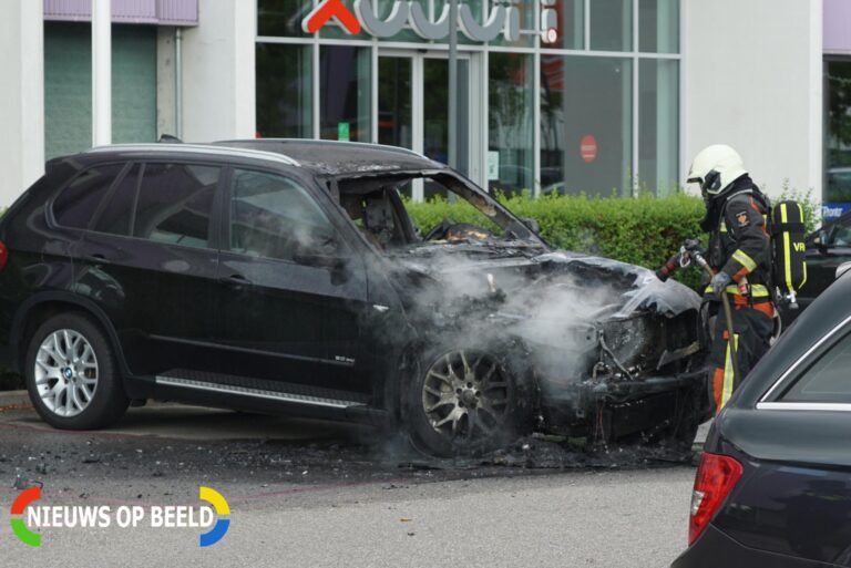 Auto verwoest door brand Deventerweg Gouda