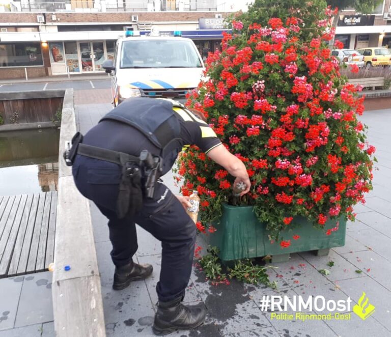 Politie blust rokende plantenbak voor gemeentehuis van Krimpen aan den IJssel