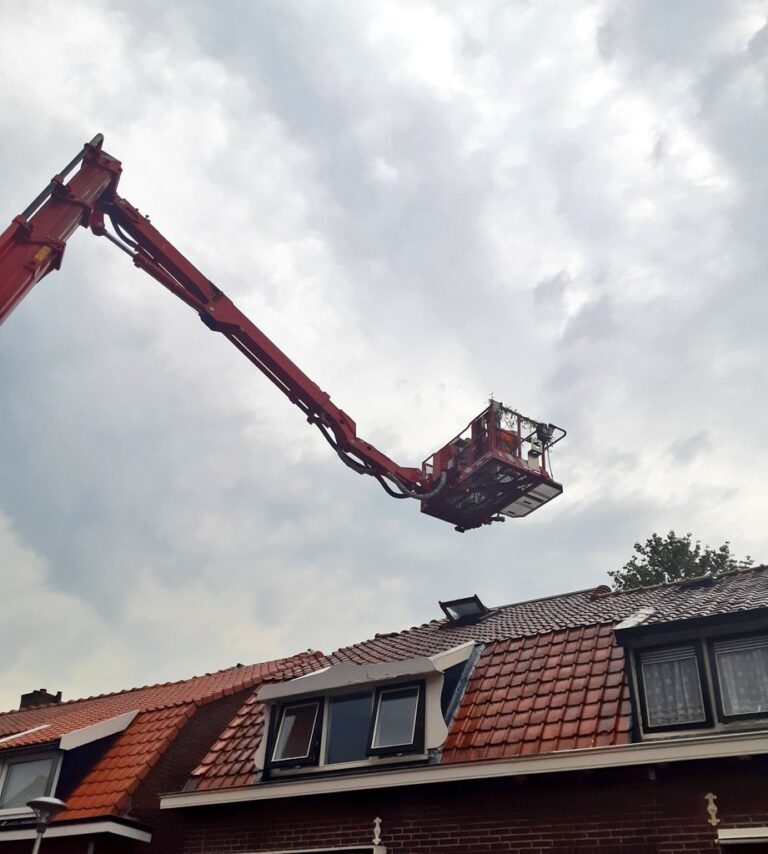 Blikseminslag in woning Frederik Hendrikstraat zet deel straat zonder stroom