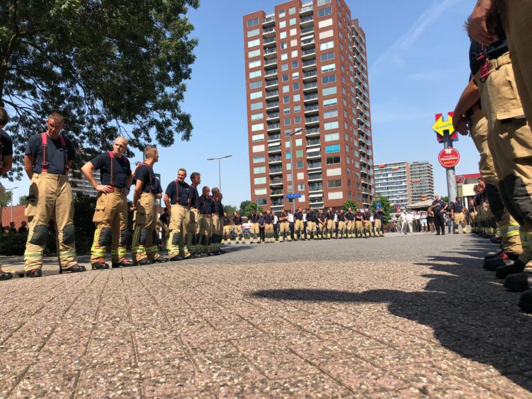 Honderden brandweermannen- en vrouwen begeleiden uitvaart collega Hesseplaats Rotterdam