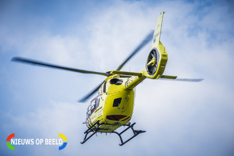 Auto ondersteboven in sloot tussen Lopik en Krimpenerwaard, twee personen naar ziekenhuis