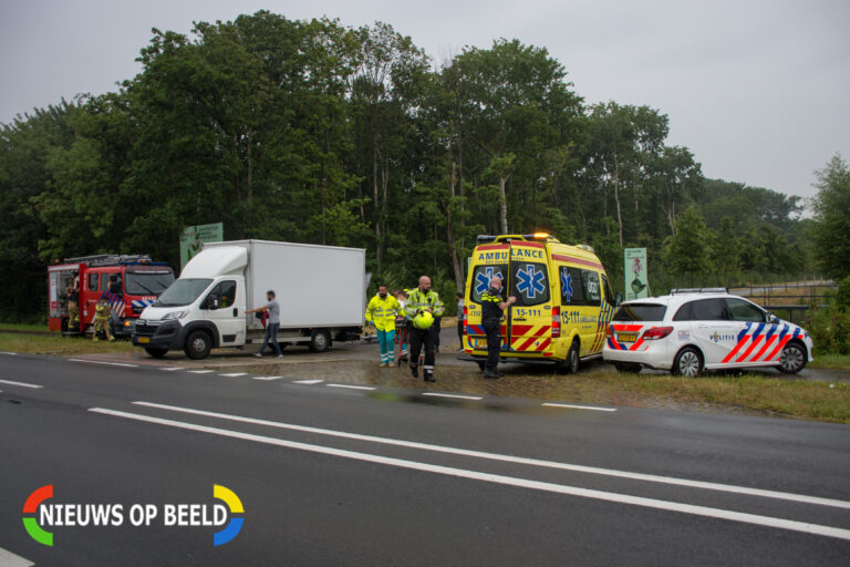 Fietsster gewond na botsing tegen vrachtwagen