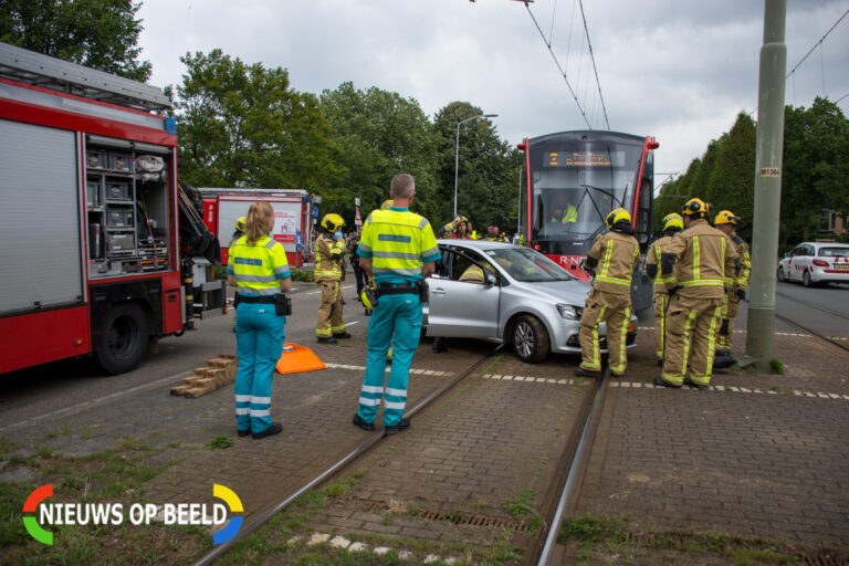 Tram botst op auto in Voorburg