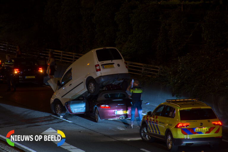 Automobilist rijdt cabrio klem onder busje bij ongeval A12 Den Haag