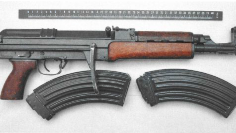 Politie vindt AK-47 onder keukenblok tijdens huiszoeking; twee verdachten aangehouden