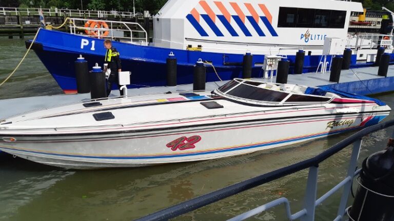 Zeehavenpolitie neemt dubieuze motorboot in beslag