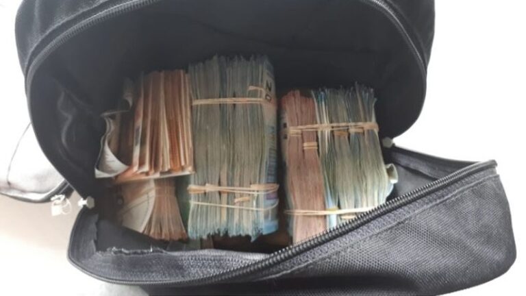 Tonnen geld en kilo’s drugs bij invallen in Rotterdam