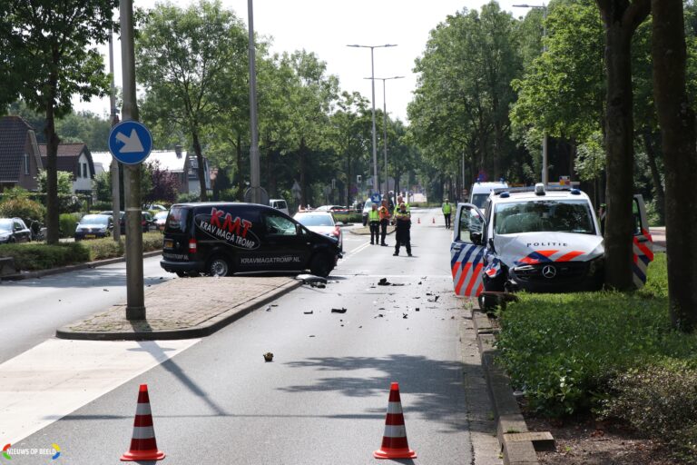 Politiewagen botst frontaal op bestelauto Capelseweg Capelle aan den IJssel (video)