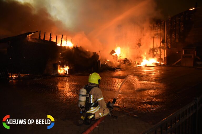 Grote uitslaande brand verwoest woonwagen Industrieweg Rotterdam (video)