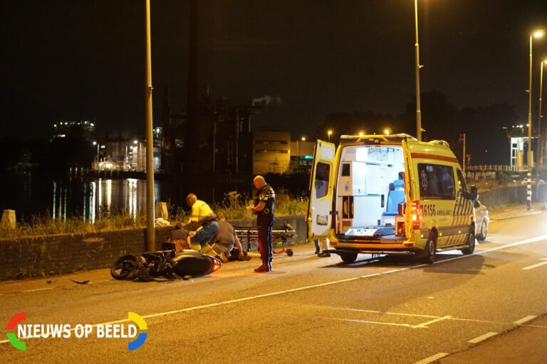 Snorscooter rijdt tegen lantaarnpaal Nieuwe Veerstal Gouda