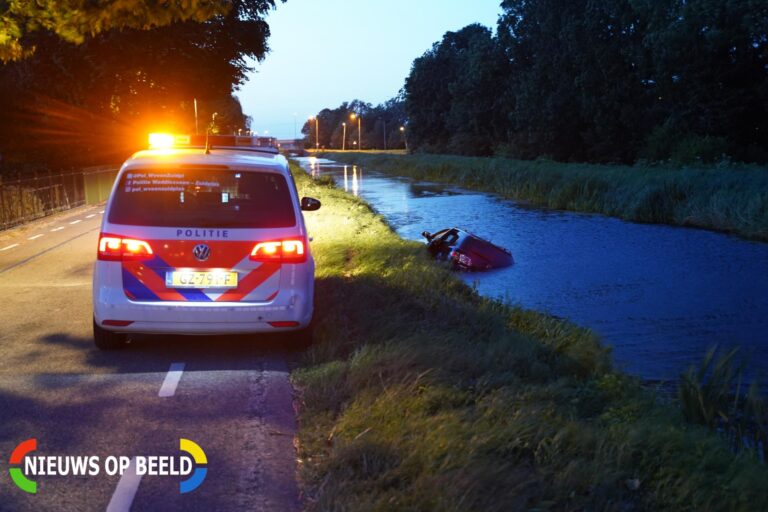 Auto raakt van de weg en belandt in sloot Noordeinde Zevenhuizen