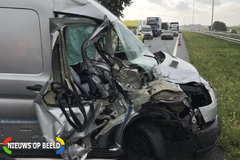 Bestelbus en vrachtwagen botsen op snelweg Rijksweg A20 Maasland