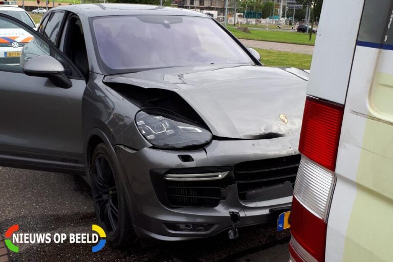 Porsche Cayenne in de kreukels bij kop-staart aanrijding Parkhaven Rotterdam